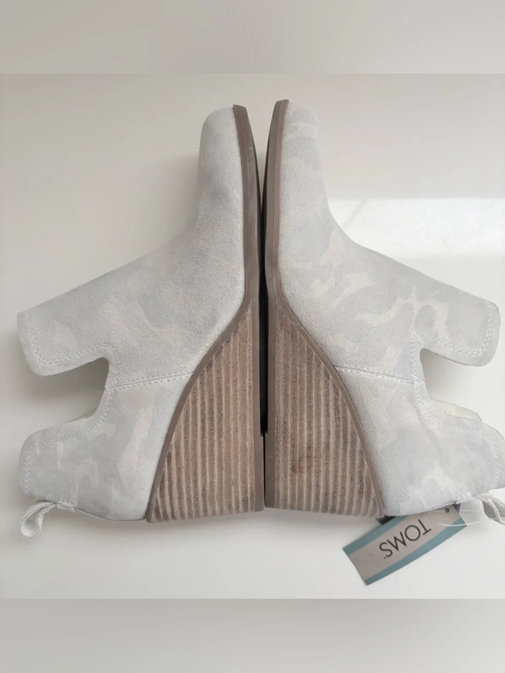 NWT TOMS Women's Kallie Egret Light Gray  Camo Printed Suede Wedge Booties Sz 8